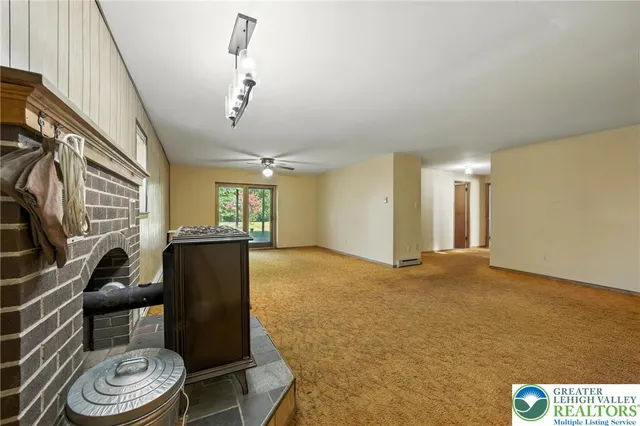 a view of a livingroom with a ceiling fan