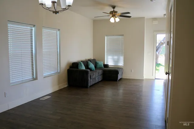 $409,900 | 286 / 288 Avenue, Wendell, ID 83355