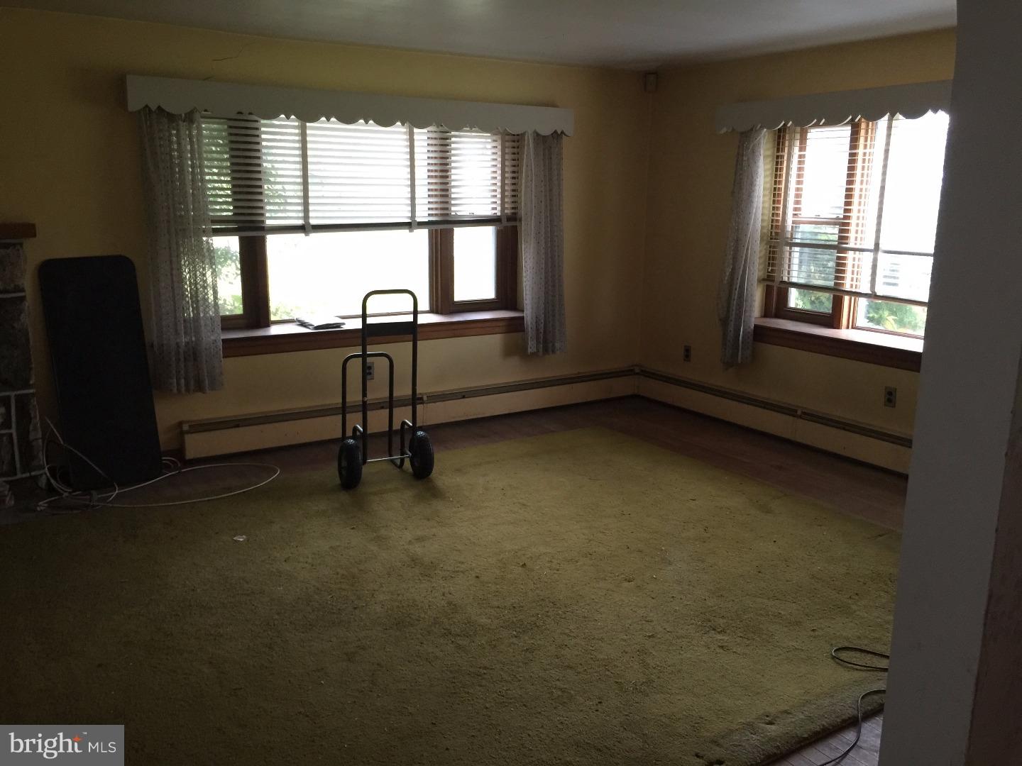 22 Country Club Road Royersford, PA 19468 - Photo 2 of 19 Living Room