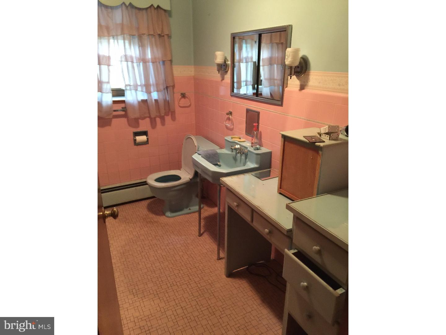 22 Country Club Road Royersford, PA 19468 - Photo 11 of 19 Bathroom