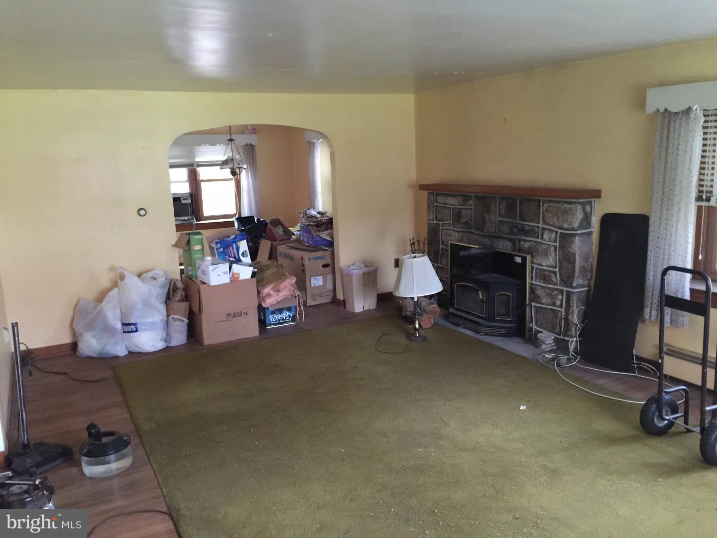 22 Country Club Road Royersford, PA 19468 - Photo 3 of 19 Living Room