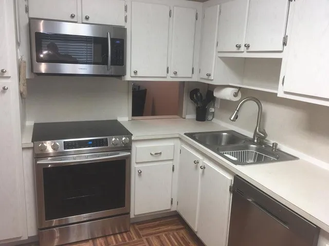 $2,000 | 4070 Tivoli Court, Unit 202, Lake Worth, FL 33467