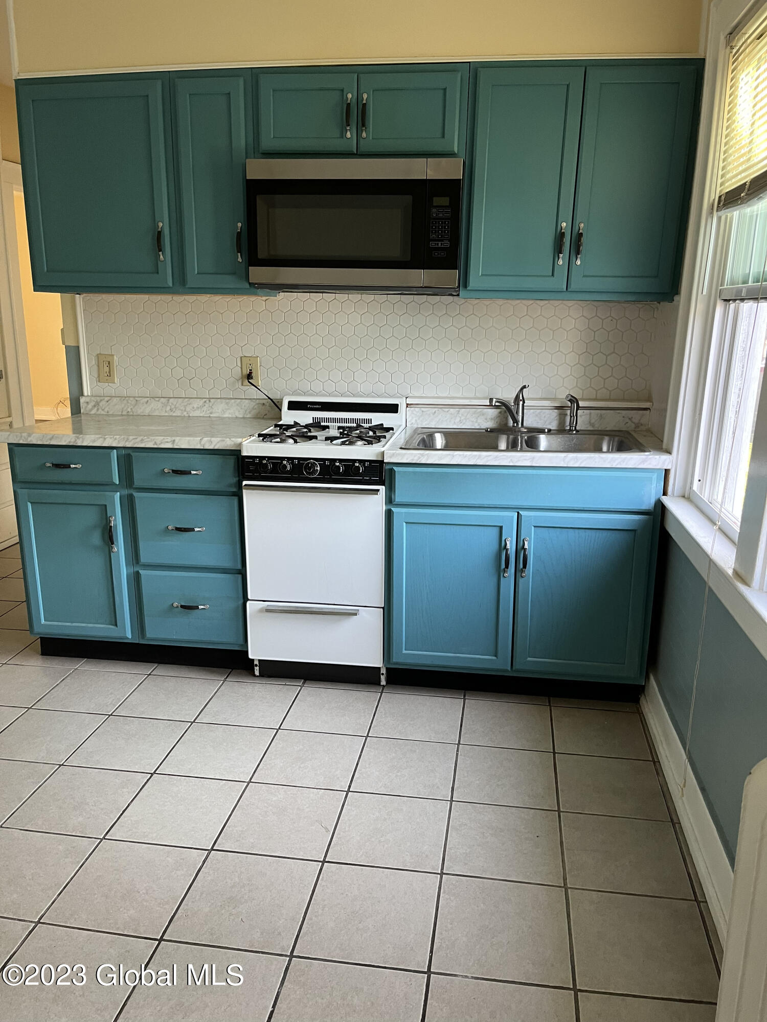 2011 Eastern Parkway, Unit 2R Schenectady, NY 12309 - Photo 2 of 16 IMG_4535 (1)