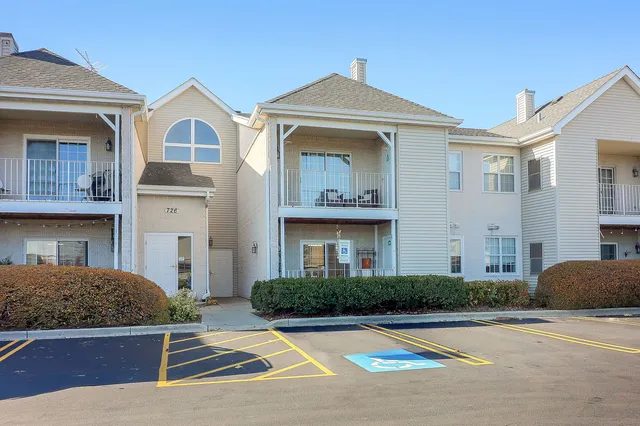 $180,000 | 726 North Gary Avenue, Unit 109A, Carol Stream, IL 60188