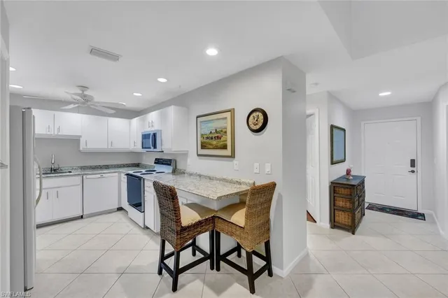 $3,000 | 509 Roma Court, Unit 202, Naples, FL 34110