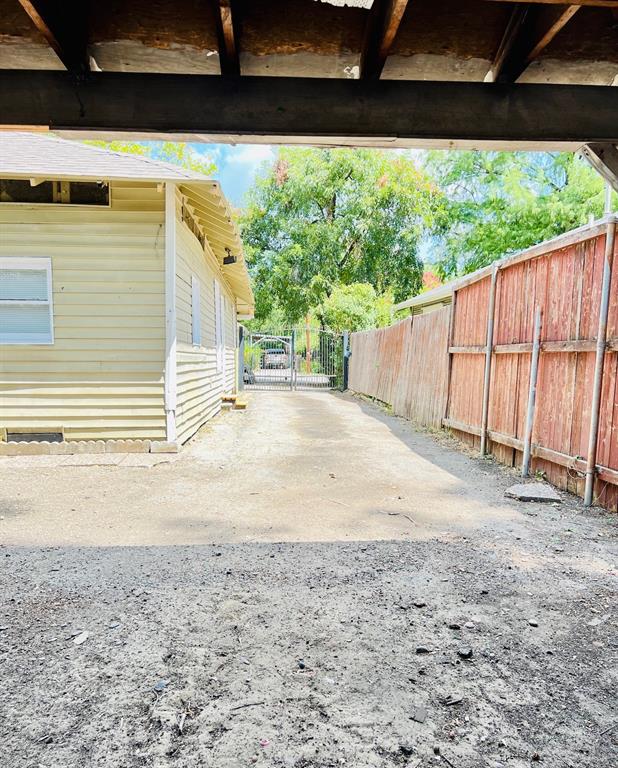 425 Grandview Avenue Dallas, TX 75223 - Photo 22 of 25 a view of a backyard with barn and a yard