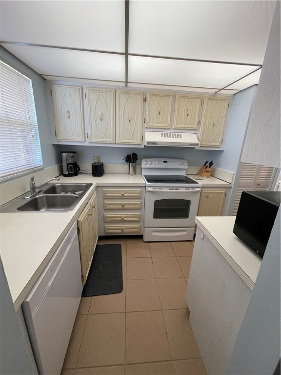 1100 Ponce De Leon Circle, Unit E306 Vero Beach, FL 32960 - Photo 24 of 30 a kitchen with cabinets and appliances