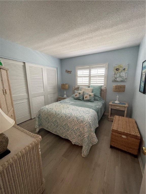 1100 Ponce De Leon Circle, Unit E306 Vero Beach, FL 32960 - Photo 27 of 30 a bedroom with a bed and window