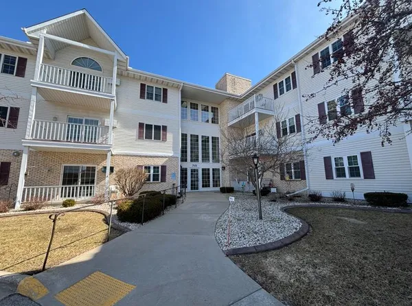 $189,900 | 715 Canterberry Court, Unit 312, West Bend, WI 53090