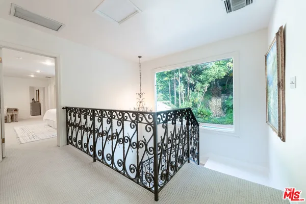 a view of entryway with furniture