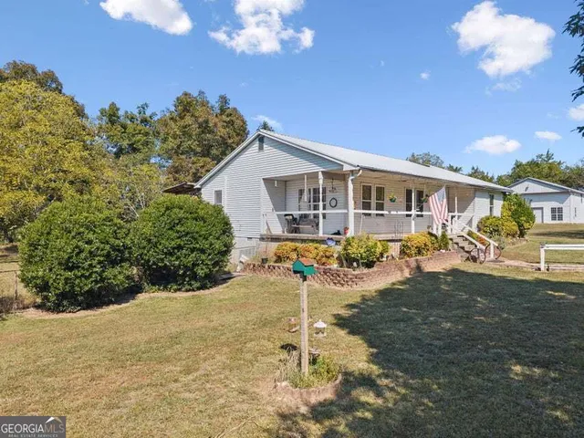 a view of a house with a yard