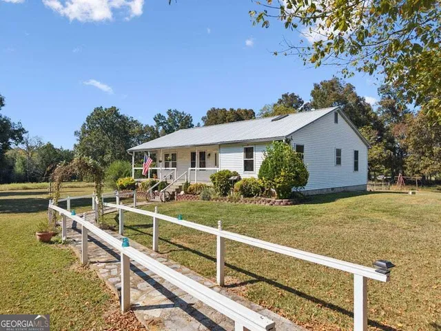 a view of a house with a yard