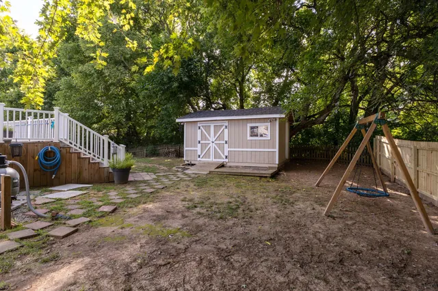 a view of a house with backyard