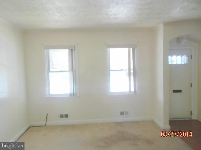 3914 Grantley Road Baltimore, MD 21215 - Photo 4 of 10 Living Room