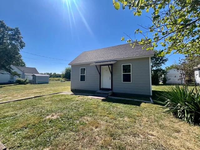 a view of a house with backyard