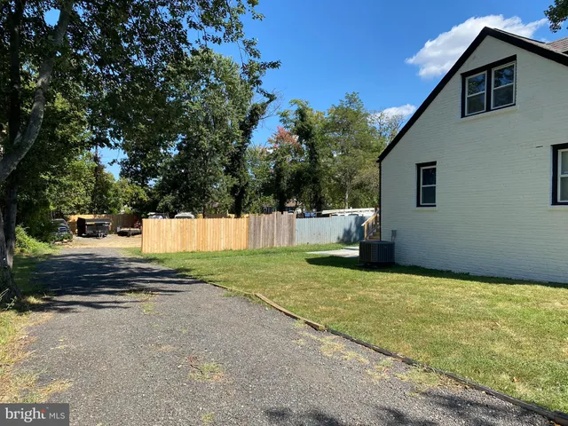 a view of a house with backyard and trees