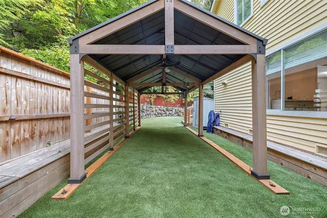 a view of a backyard