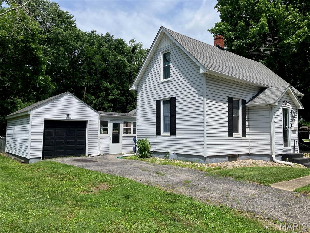 319 South Madison Street Trenton, IL 62293 - Photo 2 of 15