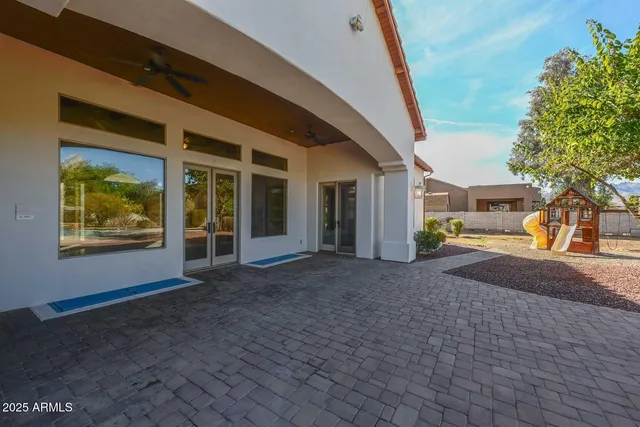 a view of a backyard