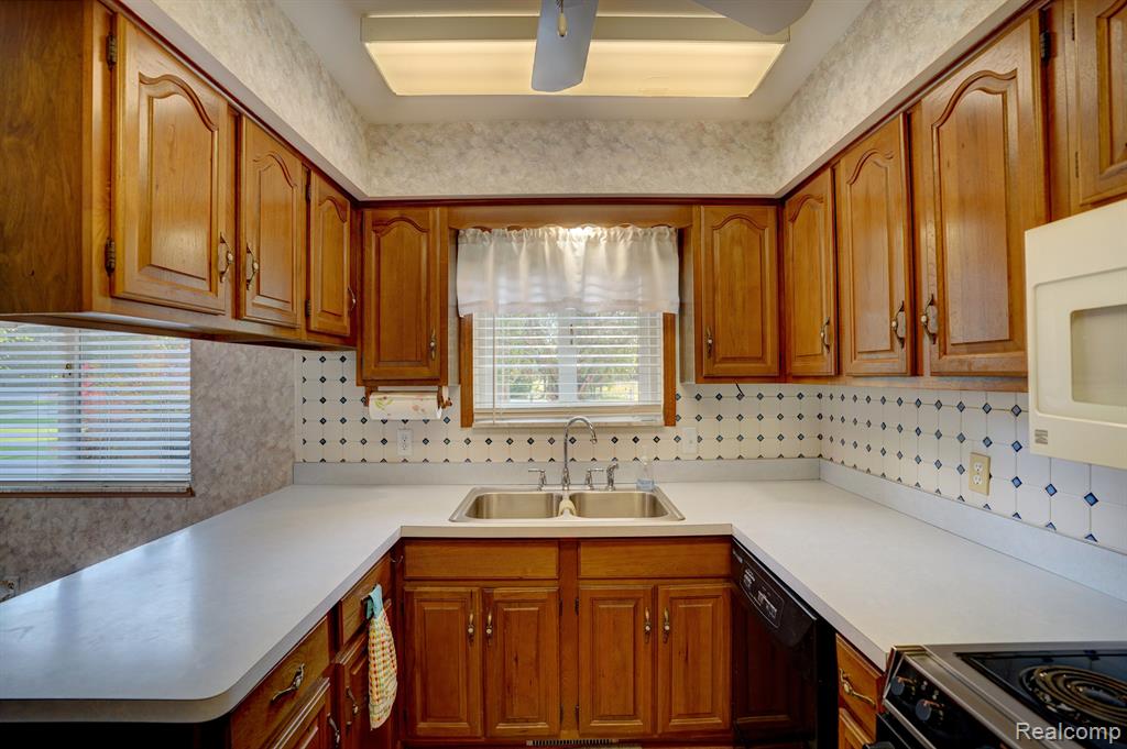 4671 Rochester Road Dryden, MI 48428 - Photo 12 of 57