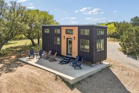 a view of a house with backyard