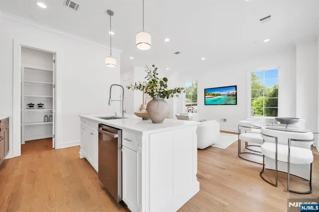 $1,225,000 | 11 Gabriel Court, Unit 11, Paramus, NJ 07652