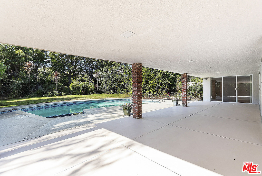 711 Sierra Drive Beverly Hills, CA 90210 - Photo 16 of 41