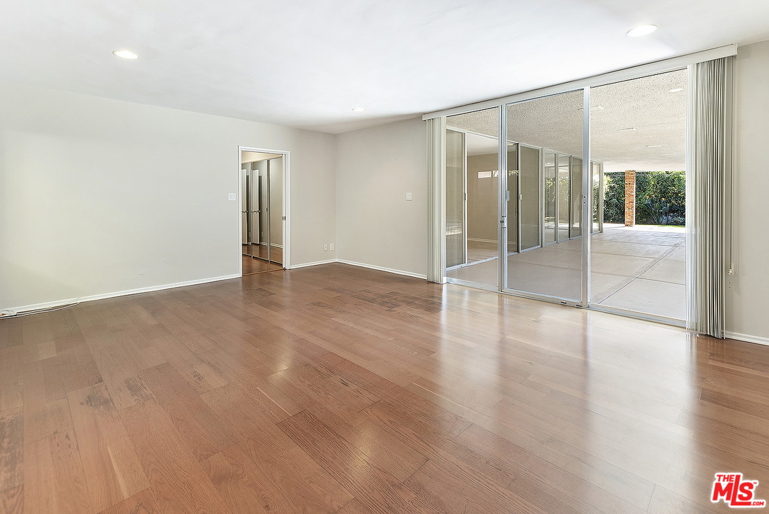 711 Sierra Drive Beverly Hills, CA 90210 - Photo 28 of 41