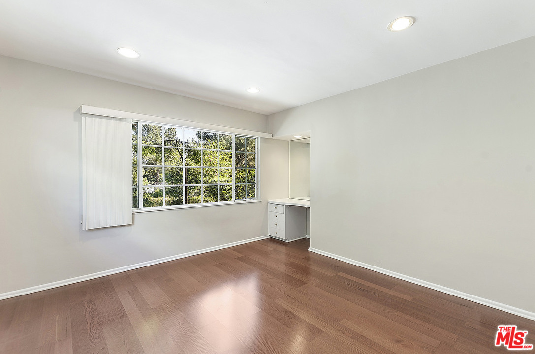 711 Sierra Drive Beverly Hills, CA 90210 - Photo 36 of 41