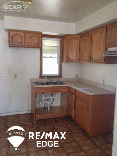 3417 Davison Road Flint, MI 48506 - Photo 9 of 15 20440173-8.JPG