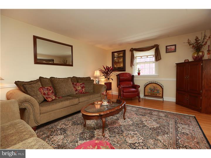 516 Georgian Road Glenside, PA 19038 - Photo 5 of 25 Living Room