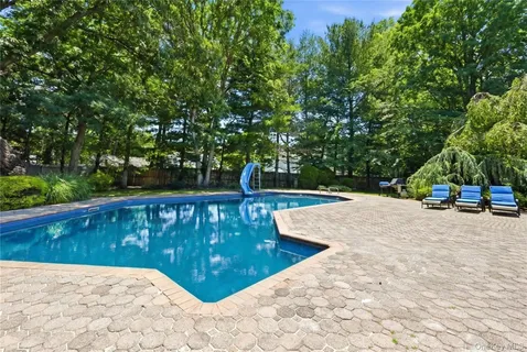 $1,750,000 | 4 Laurelwood Court, Dix Hills, NY 11746