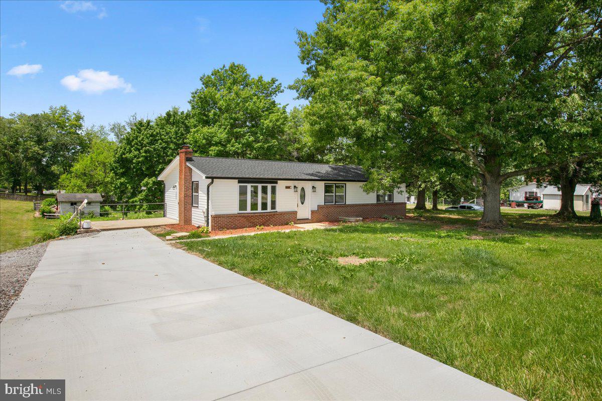 5028 Harpers Ferry Road Sharpsburg, MD 21782 - Photo 2 of 35 Driveway