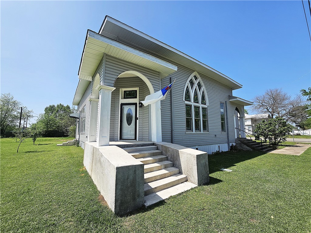 1100 South Tyler Street Thornton, TX 76687 - Photo 1 of 26 a front view of a house with a yard