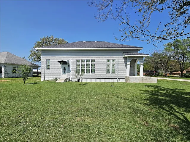 a view of a back yard