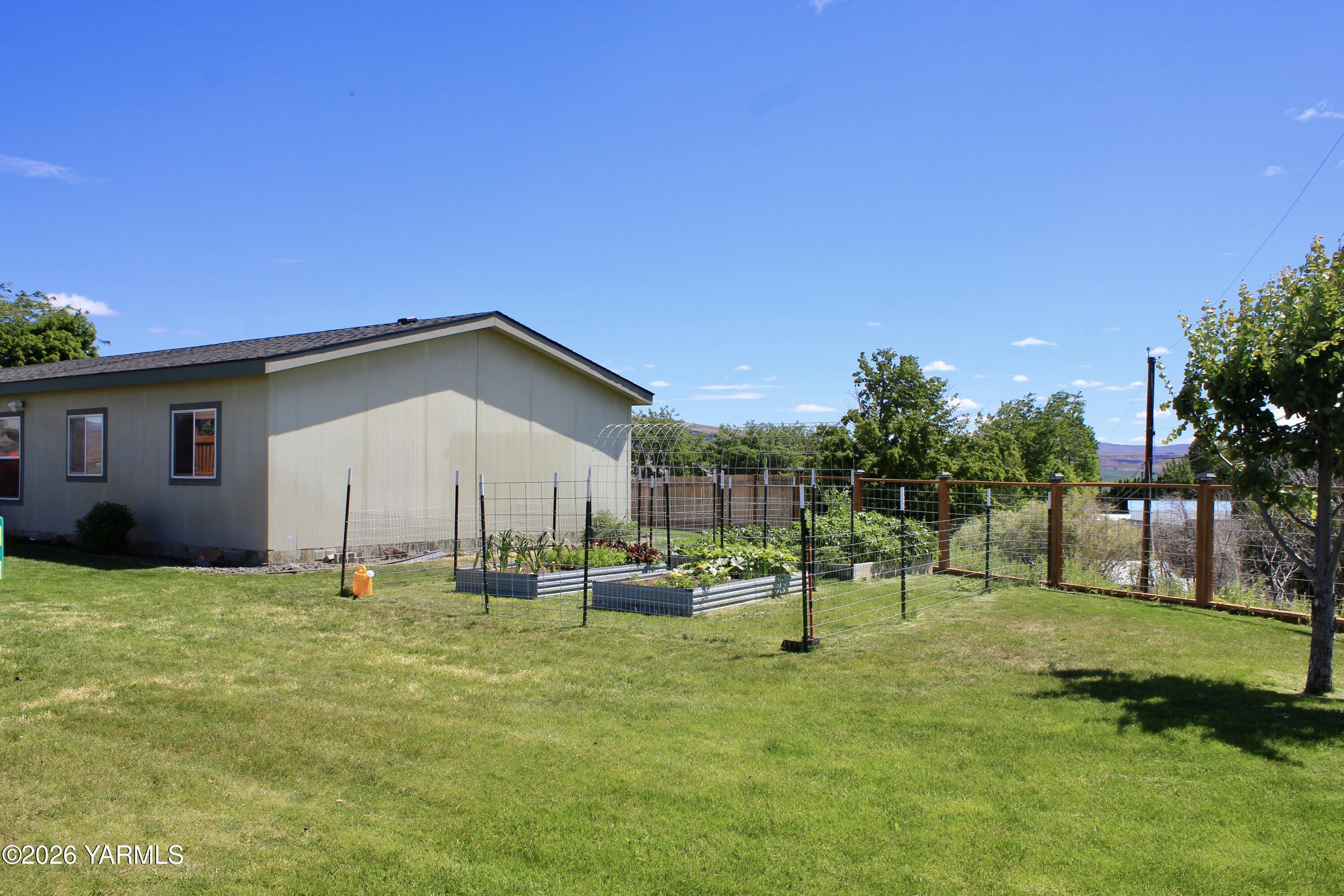 1101 Gore Road Selah, WA 98942 - Photo 40 of 42 Outside Garden view