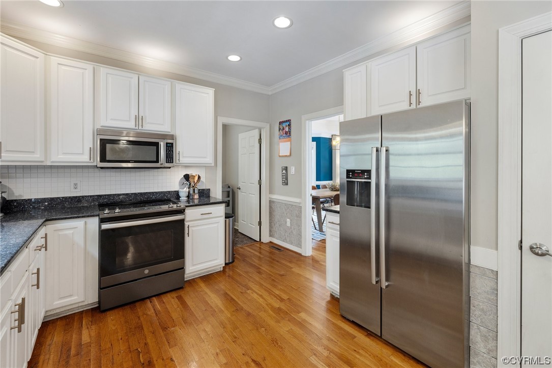 2540 Dunham Road Henrico, VA 23233 - Photo 10 of 40 a kitchen with granite countertop a refrigerator stove and microwave