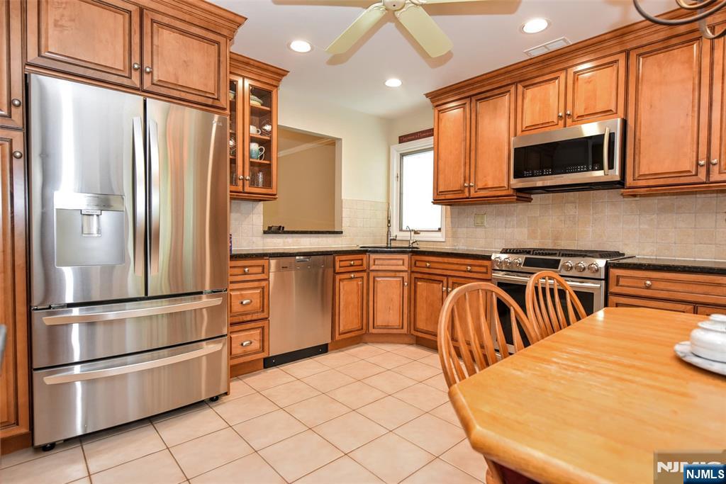 227 Westervelt Lane Mahwah, NJ 07430 - Photo 10 of 48