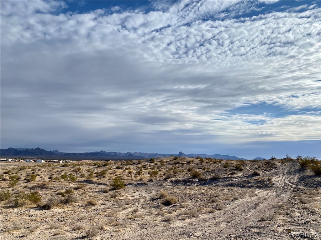 3448 South Mockingbird Road Golden Valley, AZ 86413 - Photo 3 of 16 view of a city