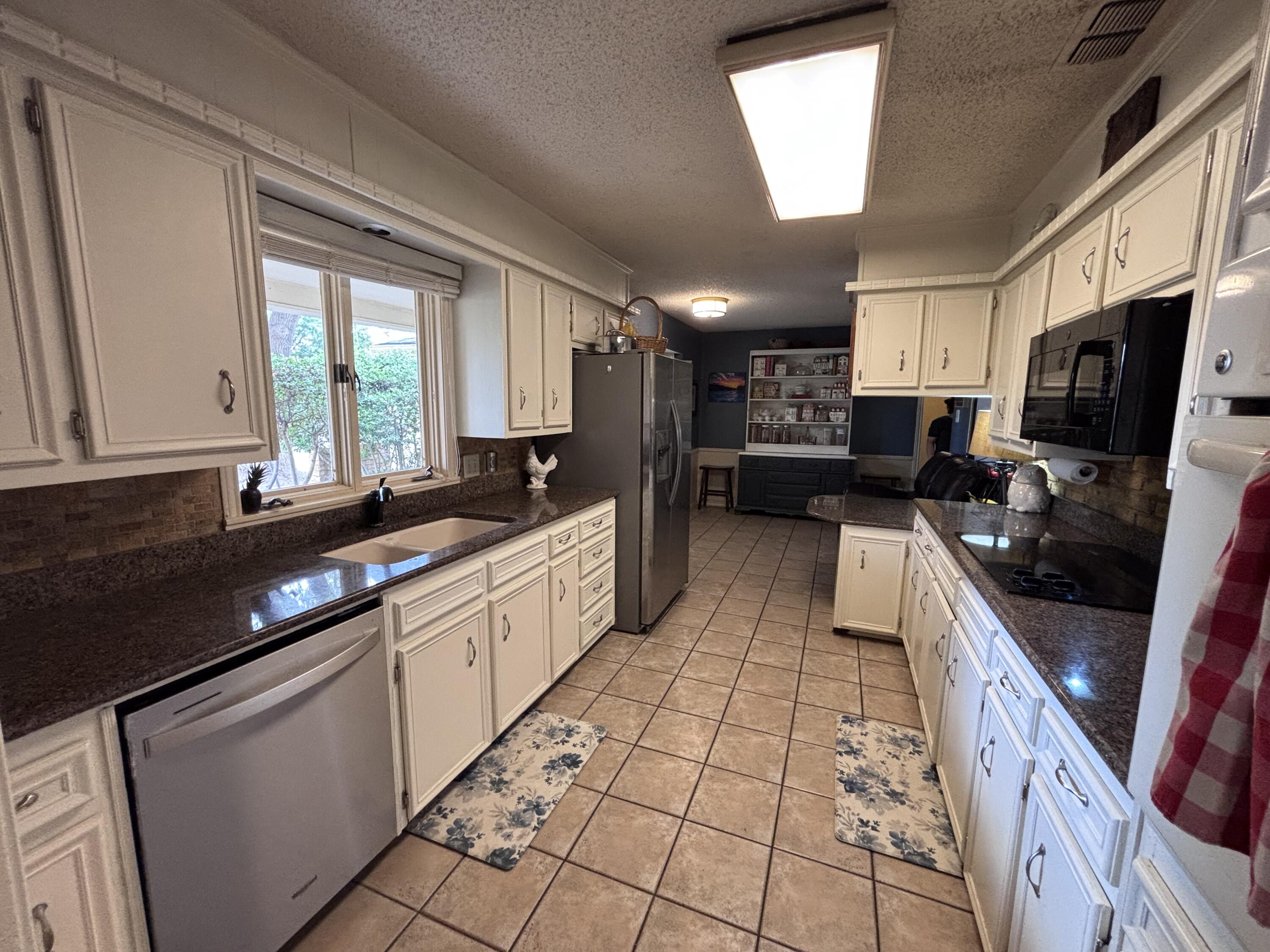 3608 76th Street Lubbock, TX 79423 - Photo 10 of 28 IMG_2227