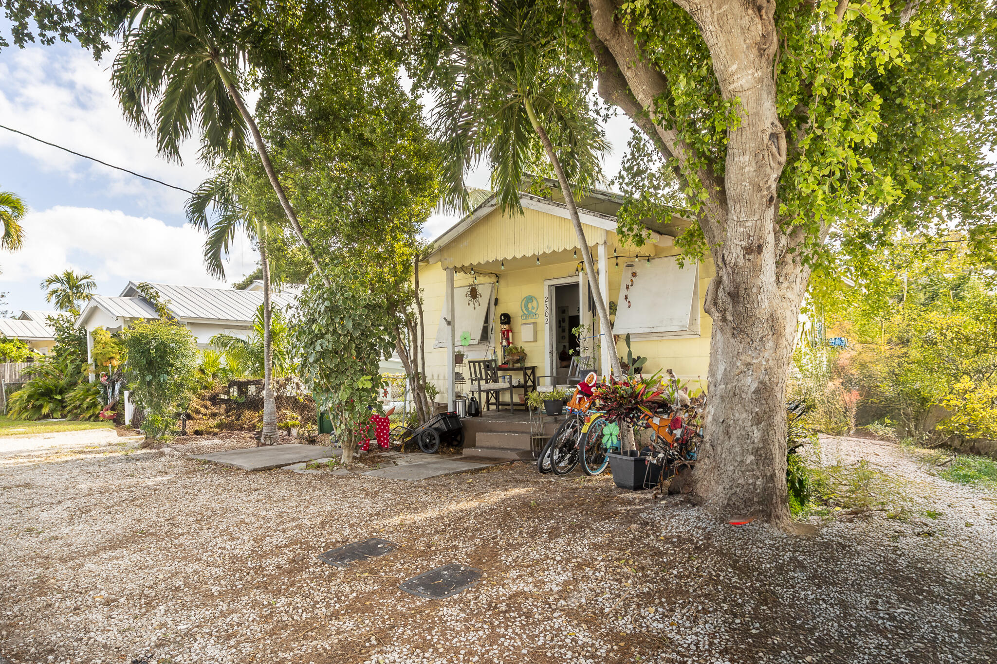 1401 5th Street Key West, FL 33040 - Photo 17 of 21 a front view of a house with garden