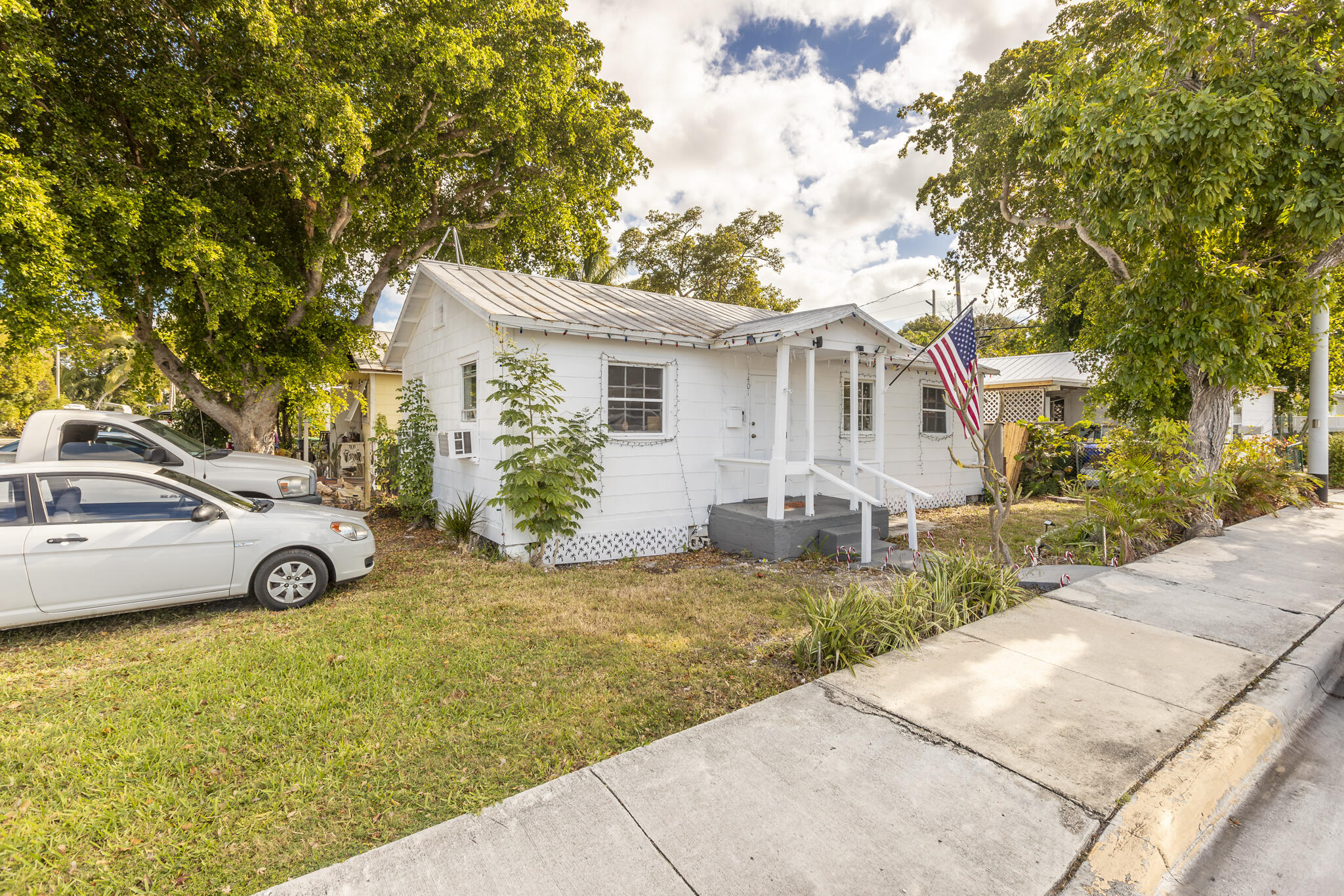 1401 5th Street Key West, FL 33040 - Photo 5 of 21 a view of a house with backyard and trees
