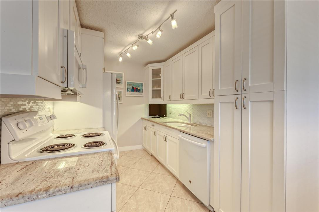 1057 Guildford East, Unit D Boca Raton, FL 33434 - Photo 22 of 38 Photo 22