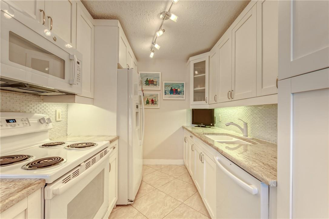 1057 Guildford East, Unit D Boca Raton, FL 33434 - Photo 24 of 38 Photo 24