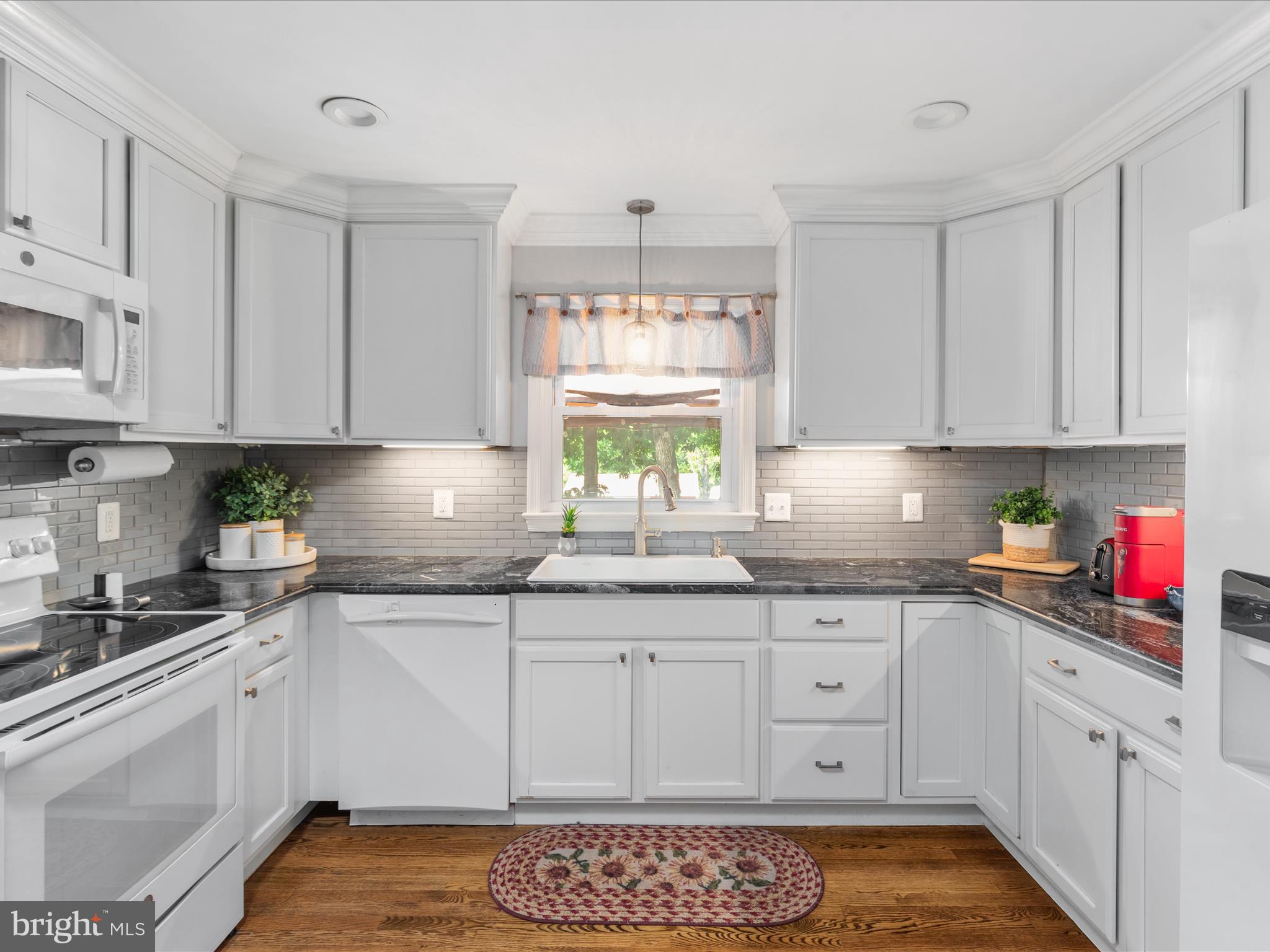4629 Casanova Road Midland, VA 22728 - Photo 7 of 62 Light bright kitchen