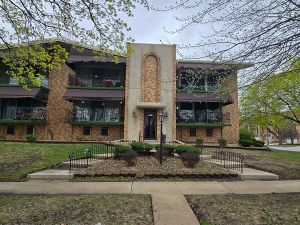 $249,000 | 9637 South Keeler Avenue, Unit 1E, Oak Lawn, IL 60453