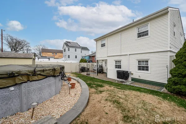 a view of a house with backyard