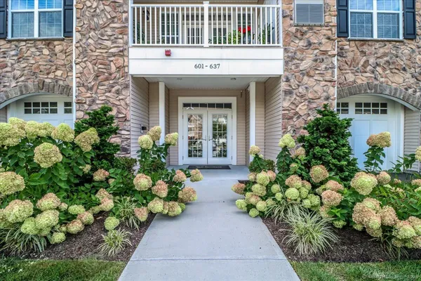 $473,000 | 603 Brookside Court, Unit 603, Newtown, CT 06470