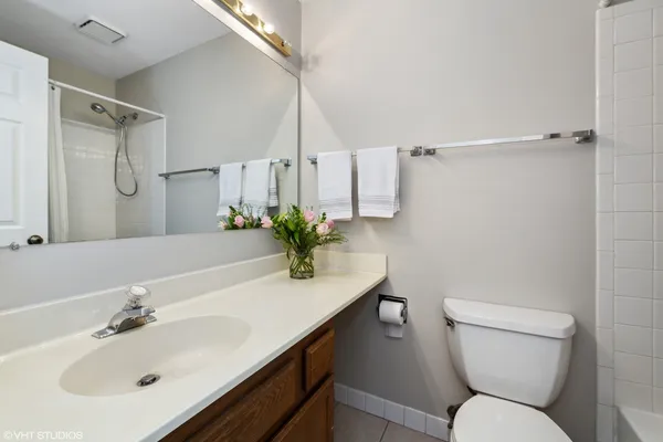 $2,600 | 184 Brook Lane, Unit 350, Vernon Hills, IL 60061