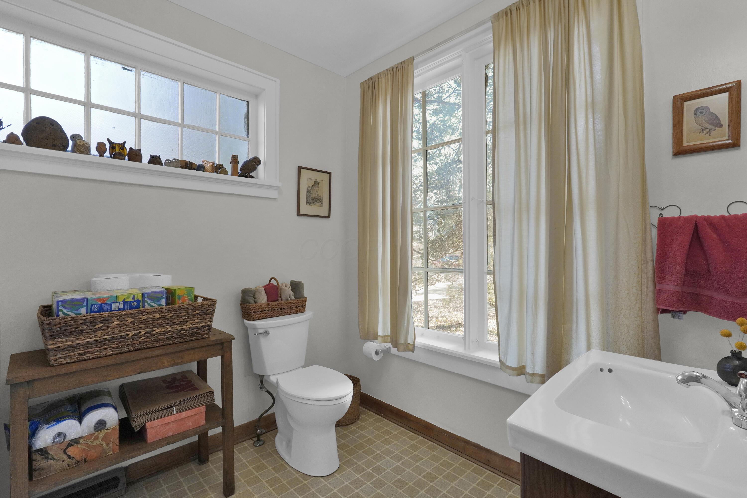 30 East Torrence Road Columbus, OH 43214 - Photo 20 of 36 First Floor Half Bath